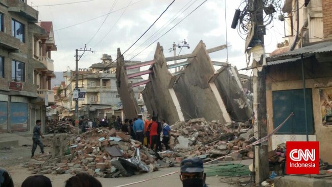 Melewati malam ketiga setelah gempa 7,9 SR mengguncang warga Nepal mulai frustrasi dan mengkritik lambannya respons pemerintah.