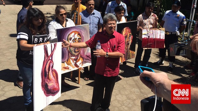 "Jesus always love us in the eternal life," tulis Mary Jane di pungung kanvas lukisan jantung yang dibuat Myuran Sukumaran, terpidana asal Australia.