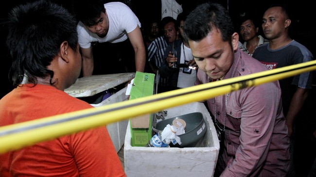 Saat melakukan penggeledahan, petugas BNN menemukan beberapa cairan kimia dan alat-alat untuk pembuatan sabu-sabu di antaranya ephidrine dan NaCl.