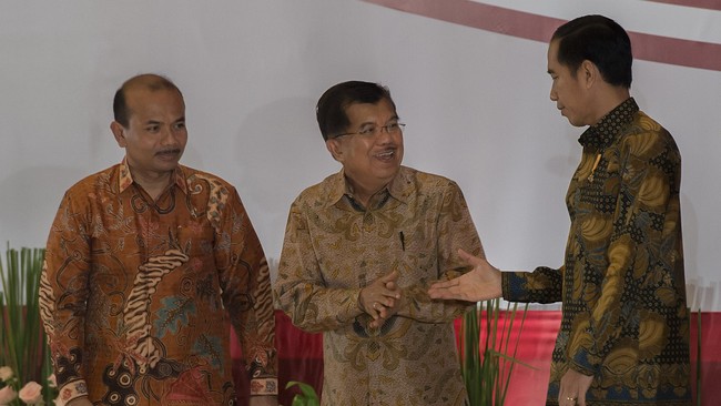 Jokowi ingin para pejabat negara memikirkan cara instansi pemerintah bisa mempercepat pengadaan barang dan jasa yang rendah selama semester I 2015.