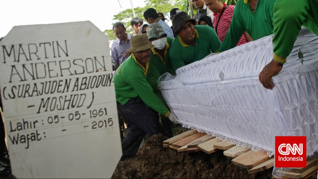 Pengacara Martin Anderson menyesalkan vonis mati yang dijatuhkan kepada kliennya hanya karena memiliki 50 gram heroin. Benarkah vonis itu tidak adil?