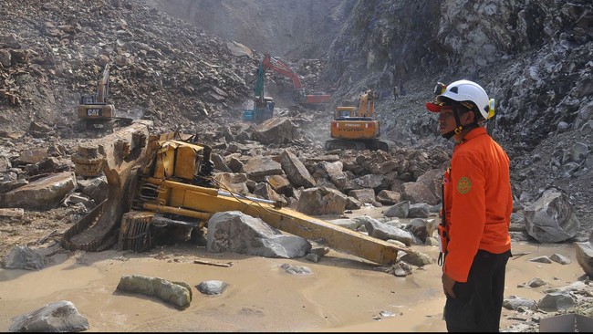 Satu penambang batu bara di Tanah Bumbu, Kalsel, yang tertimbun longsor belum ditemukan. Sementara 9 orang dinyatakan tewas.