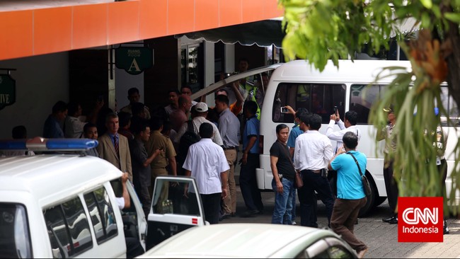 Peti berbahan tripleks tersebut dibuat khusus untuk pemulangan jenazah Andrew Chan dan Myuran Sukumaran melalui kargo pesawat komersial besok.