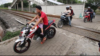 Viral Pemotor Wanita Nyaris Terlindas Bus karena Blind Spot