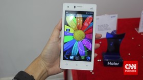 Mulai Mei 2015 Smartfren Punya Ponsel <i>Made in</i> Bekasi
