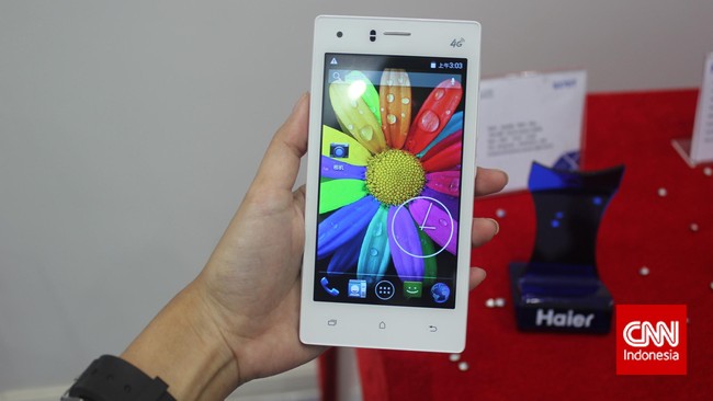 Pembuat ponsel Smartfren akan mulai mengoperasikan pabrik baru mereka di Cikarang, Bekasi pada Mei 2015.