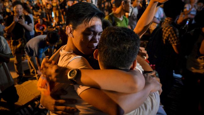 Cerita soal Mary Jane ke Jokowi, Anis Migrant Care Menangis Presiden Jokowi memutuskan mengabulkan permohonan pemerintah Filipina untuk menunda eksekusi mati Mary Jane demi mengungkap kasus perdagangan manusia.