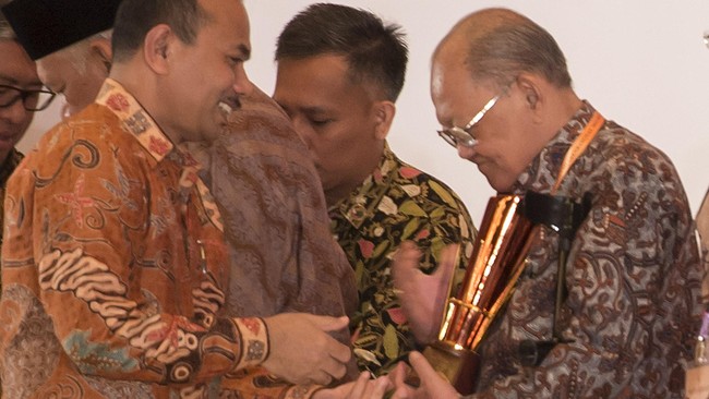 Beberapa diantaranya datang dari Wakil Presiden Jusuf Kalla, Ketua Umum PP Muhammadiyah Haedar Nashir, dan Menteri Agama Lukmah Hakin Saifuddin.