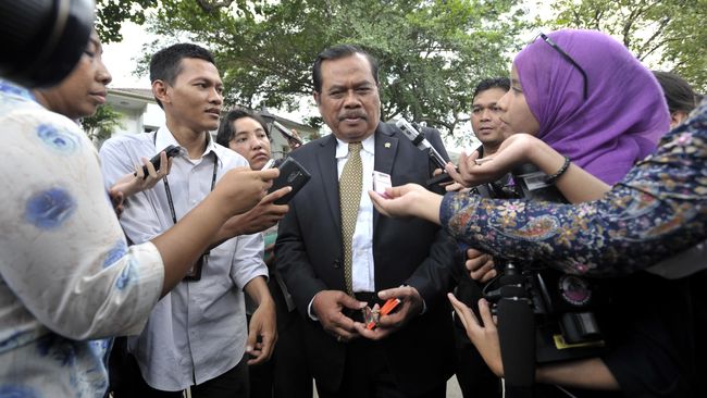 Jokowi Tak Jelaskan Pertemuan dengan Kerabat Buron Bank Bali Prasetyo mengaku belum mengetahui ihwal pertemuan Presiden Joko Widodo dengan keluarga buronan kasus Bank Bali, Djoko Tjandra, Papua Nugini.