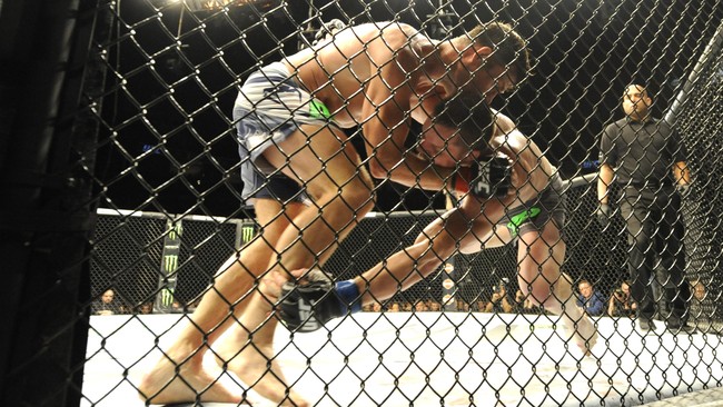 Juara UFC dicoret gelarnya dan didiskualifikasi dari pertarungan selanjutnya karena menabrak seorang perempuan hamil.