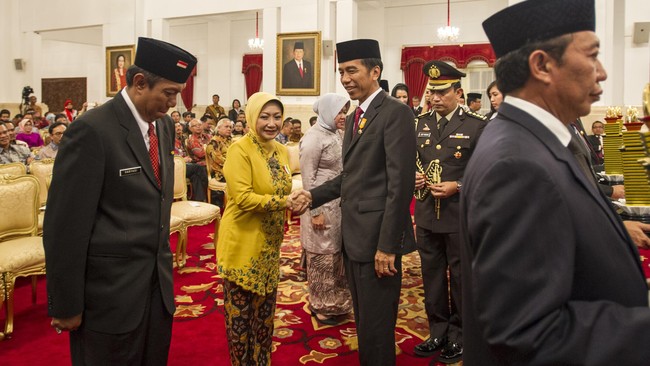 KPK mengamankan sejumlah dokumen dan membawa serta Wali Kota nonaktif Cimahi beserta suaminya pada pukul 05.30 WIB.