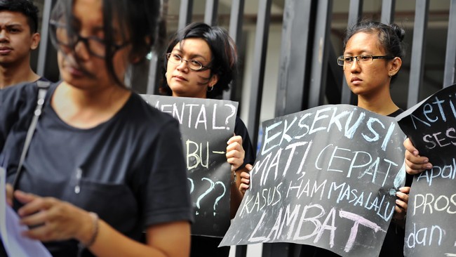Eksekusi mati terpidana kasus narkoba warga Australia mendapat banyak kecaman. Mereka yang protes, meluapkan emosinya di media sosial Twitter.