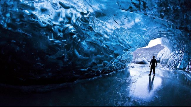 Bayangkan jika Islandia jadi negara tanpa es. Wisata pengamatan Cahaya Utara atau penjelajahan gletser bisa jadi ikut lenyap.