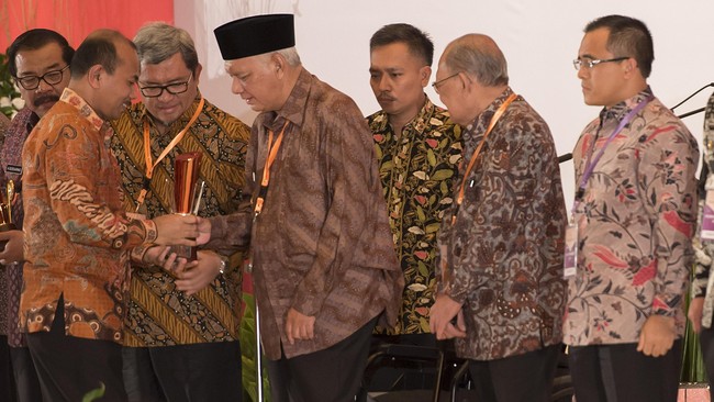 Menurut Awang Faroek, Menteri ESDM sebelumnya sudah berjanji akan membahas PI Mahakam namun malah menerbitkan aturan yang membatasi jatah daerah.
