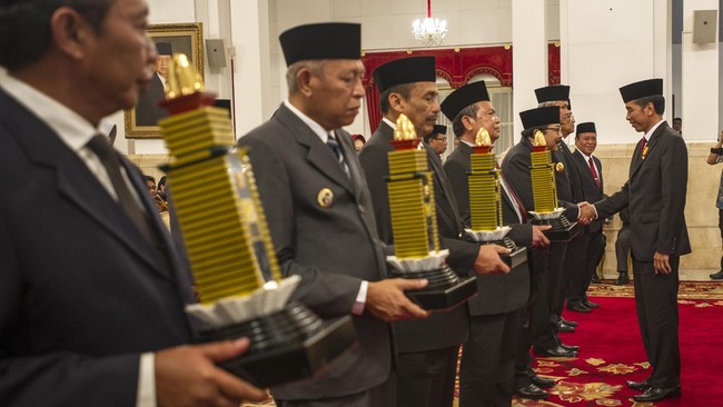 Tumpang tindih peraturan daerah dengan aturan yang dirilis pemerintah pusat dinilai mempersulit investor menanam modal di Indonesia.