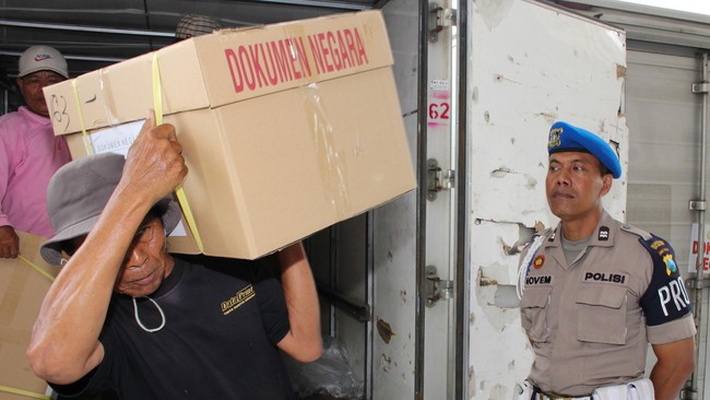 Pegawai percetakan tidak boleh pulang sejak hari pertama pencetakan soal, keluar masuk mereka juga dikawal oleh polisi.