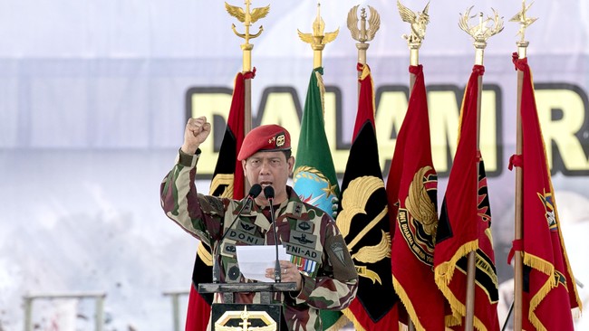 Pakar hukum tata negara Margarito Kamis menjelaskan BNPB adalah institusi sipil. Seorang anggota TNI aktif seperti Doni Monardo tak bisa mengisi lembaga itu.