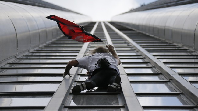 Alain Robert yang dikenal sebagai manusia laba-laba asal Perancis memanjat gedung dengan tinggi 210 meter di Perancis demi solidaritas untuk korban gempa Nepal.