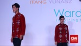 Melihat Baju Lebaran Karya Itang Yunasz di Pasar Tanah Abang Itang Yunasz memang sudah dikenal sebagai desainer busana ready to wear yang menjangkau pasar menengah bawah. Salah satu tokonya ada di Pasar Tanah Abang.