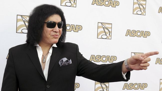 Gene Simmons dilaporkan membuka kancing baju dan mempertontonkan dadanya sembari berteriak, "Hai para gadis, laporkan saya!" saat berkunjung ke Fox News.