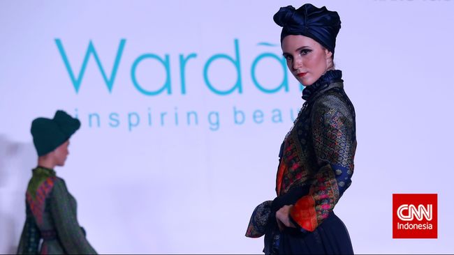 Suasana atrium Pasar Tanah Abang Blok B mendadak ramai oleh banyak orang. Ternyata mereka ingin ikut menyaksikan fashion show Itang Yunasz.
