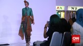 Melihat Baju Lebaran Karya Itang Yunasz di Pasar Tanah Abang Itang Yunasz memang sudah dikenal sebagai desainer busana ready to wear yang menjangkau pasar menengah bawah. Salah satu tokonya ada di Pasar Tanah Abang.