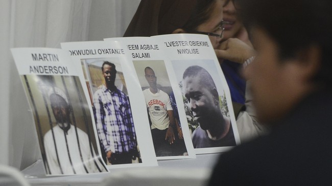 Menkopolhukam Luhut Binsar Pandjaitan menyatakan pemerintah Republik Indonesia hendak berkonsentrasi pada sektor ekonomi. Eksekusi mati bukan prioritas.