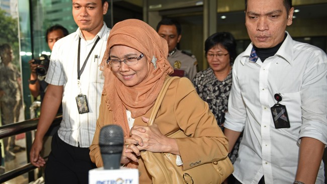 Hal ini tak berlaku bagi istri anggota dewan seperti Ketua BURT DPR Roem Kono atau Robert Kardinal yang disebut membawa serta istri mereka ke Amerika.