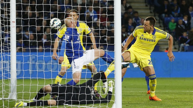 Chelsea kini hanya tinggal berjarak satu kemenangan lagi dari trofi Liga Primer Inggris berkat keberhasilan mereka mengalahkan tuan rumah Leicester City 3-1.