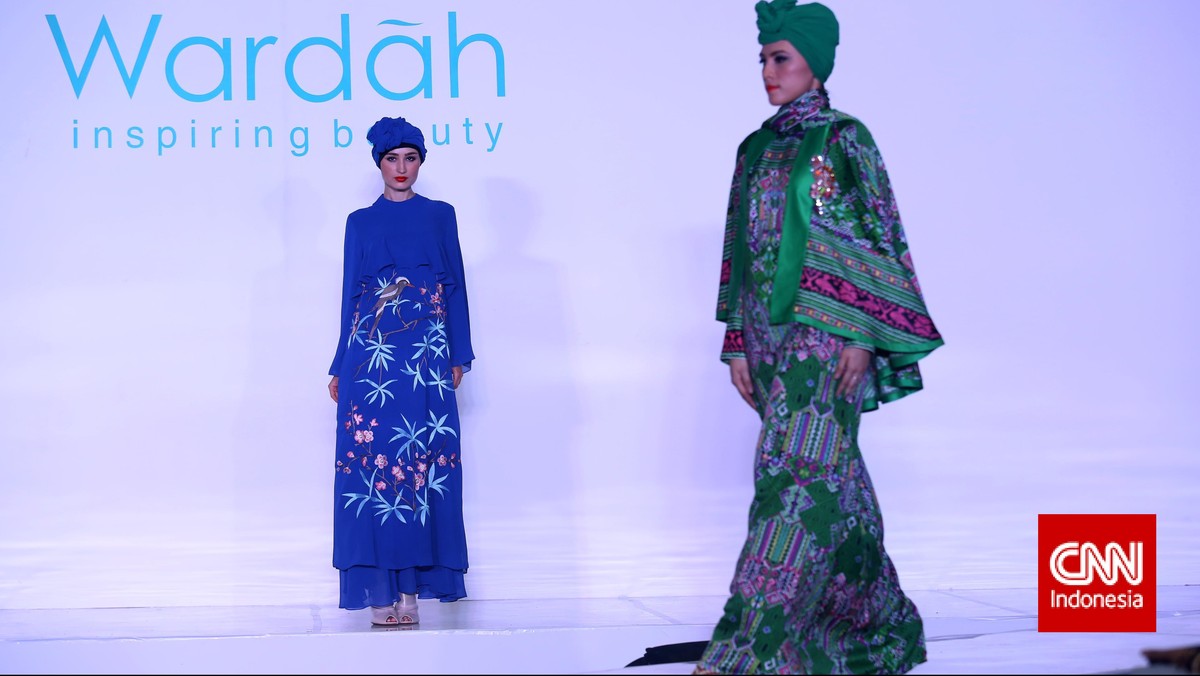 Melihat Baju Lebaran Karya Itang Yunasz di Pasar Tanah Abang