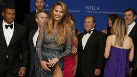 Foto Skandal Bokong Tersiar, Chrissy Teigen Tanggapi Santai