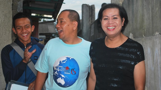 Waria harus kuat dan selalu berpikir positif. Biarkan saja orang lain mau ngomong apa, yang penting sebagai waria menguntungkan orang lain. Prinsip Novi.