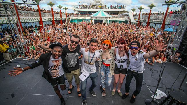 Tanpa Jeremy Davis, sang pencabik bass, Paramore tetap eksis sebagai duo dan siap menggelar konser Parahoy di atas kapal pesiar.