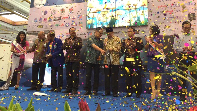 Konsistensi promosi wisata bahari membuat olahraga selam kian diminati oleh masyarakat Indonesia. Terbukti dengan menjamurnya jumlah toko peralatan selam.