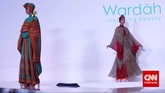 Melihat Baju Lebaran Karya Itang Yunasz di Pasar Tanah Abang Itang Yunasz memang sudah dikenal sebagai desainer busana ready to wear yang menjangkau pasar menengah bawah. Salah satu tokonya ada di Pasar Tanah Abang.