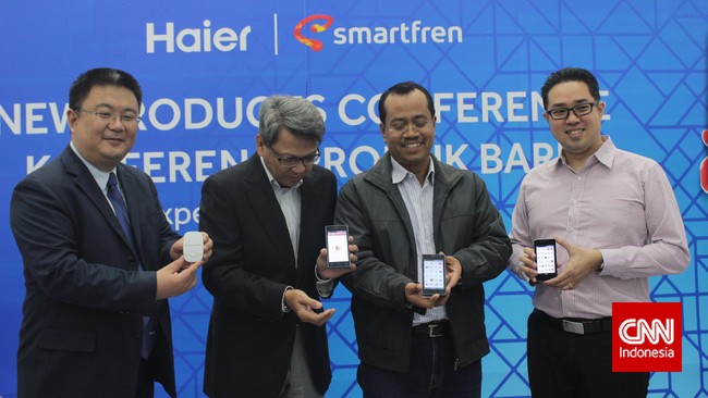 Dua petinggi Smartfren diumumkan mengundurkan diri dan memilih singgah ke dua industri yang berbeda, yakni bisnis minuman dan ponsel pintar.