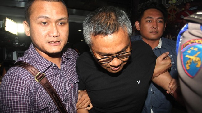 Majelis Hakim Sutrajo yang memimpin sidang mengabulkan permohonan Jaksa Penuntut Umum Kejari Jakarta Barat dan menunda persidangan.