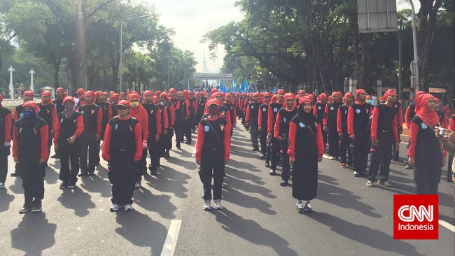 Buruh mulai berdemo dalam rangka Hari Buruh Internasional 2015 di Jakarta, Jumat (1/5).