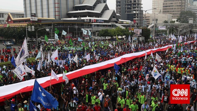 Warga Jakarta diimbau menghindari ruas jalan Sudirman-Thamrin terkait rencana puluhan ribu buruh yang akan menggelar demontrasi hari ini.