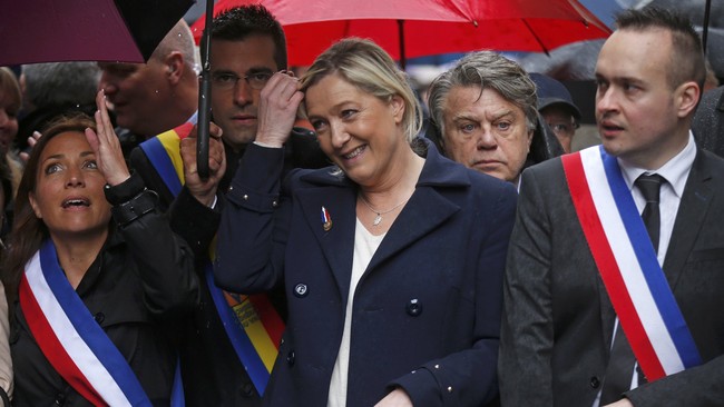 Paul Larrouturou bersama timnya dari program berita Quotidien diusir Le Pen usai meminta konfirmasi mengenai tudingan penyalahgunaan dana Parlemen Uni Eropa.