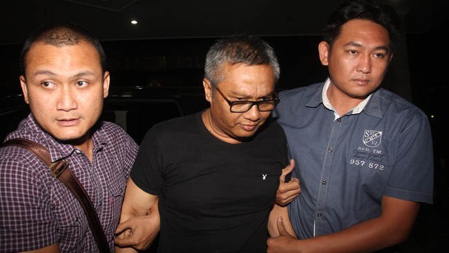 Menurut terdakwa UPS Alex Usman, masih banyak orang-orang yang lebih berewenang sehingga pengadaan UPS bisa dilaksanakan.