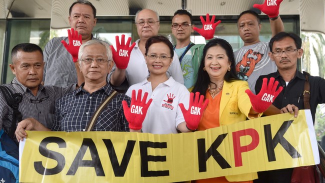Penarikan 20 penyidik KPK oleh Polri sempat dilakukan tahun 2012. Belum lagi gangguan lain untuk menakut-nakuti dan menurunkan mental para pegawai