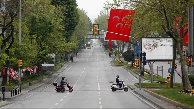 Ribuan polisi Turki diturunkan ke jalan, membentuk barikade dan menutup jalan-jalan untuk menghentikan demonstrasi May Day pada Jumat (1/5) di Taksim Square