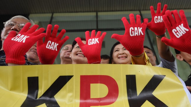 Ketua Wadah Pegawai KPK Yudi Purnomo menduga pimpinan KPK melakukan proses rotasi terhadap 14 pegawai KPK tanpa disertai transparasi.