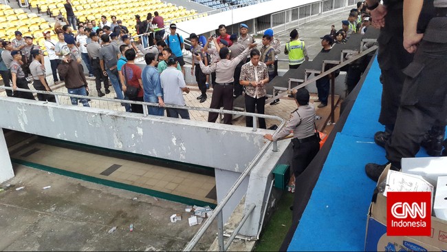 Menurut manajer Ahmad Dhani, Iwan, pentolan Dewa 19 itu langsung dievekuasi ke luar stadion dan pulang setelah insiden tersebut.