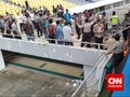 Seseorang Terbakar dan Jatuh dari Atap GBK saat May Day