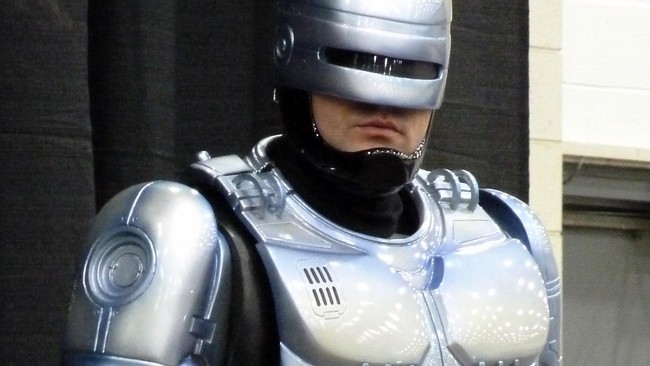 Kepolisian Dubai menargetkan bakal mengoperasikan robot-robot penegak hukum dalam dua tahun ke depan.