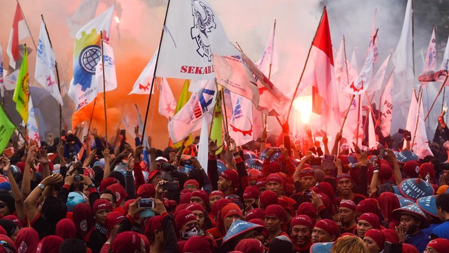 Organisasi Pekerja Seluruh Indonesia (OPSI) meminta pemerintah membuat kebijakan guna melindungi pekerja nasional saat menghadapi pemberlakuan MEA.