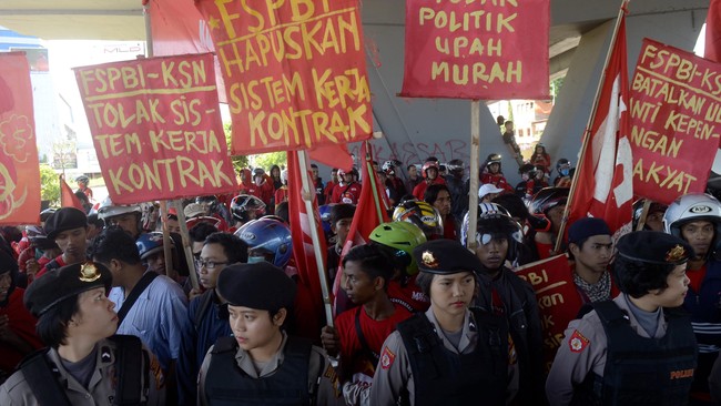 Jokowi memperpanjang batasan waktu bagi perusahaan untuk mempekerjakan pekerja secara kontrak dari sebelumnya paling lama 3 tahun menjadi 5 tahun.