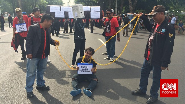 Massa berasal dari Serikat Buruh Sejahtera Indonesia yang melakukan aksi long march dari area timur Monas menuju Istana Negara.
